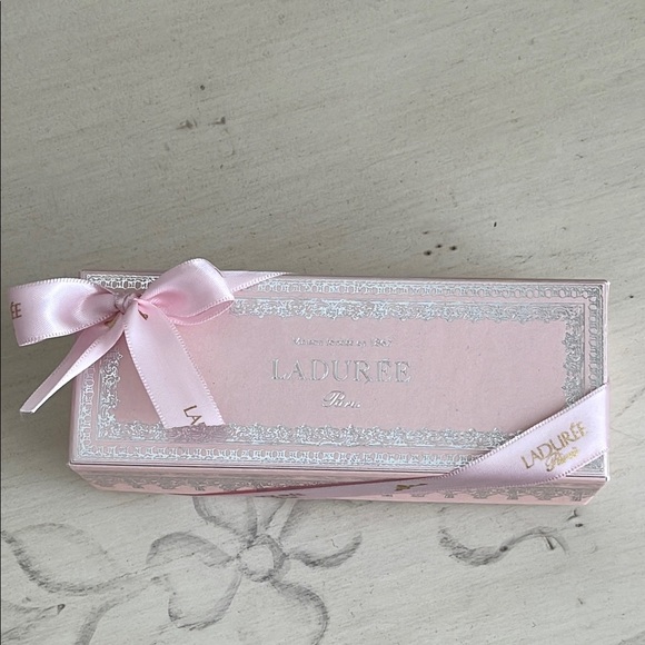 LADURÉE Elegant Pink and Silver Box with Ribbon - Picture 2 of 11